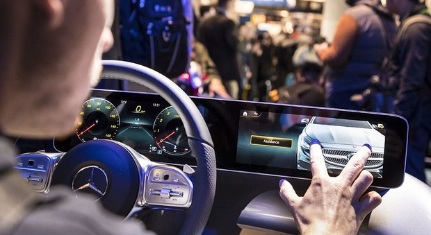 Mercedes-Benz sta potenziando il suo assistente vocale in auto con l'intelligenza artificiale generativa